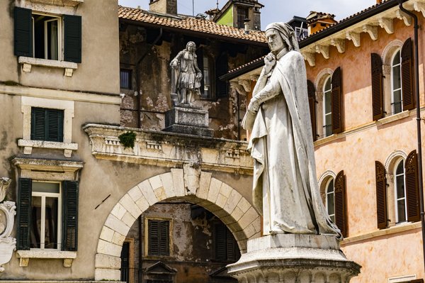 Quelle est l'importance de la poésie de Dante dans la littérature italienne ?