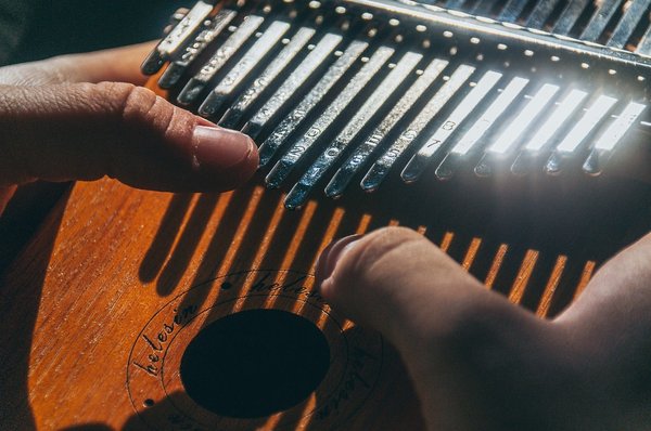 Le Kalimba, instrument de musique africain aux sonorités envoûtantes